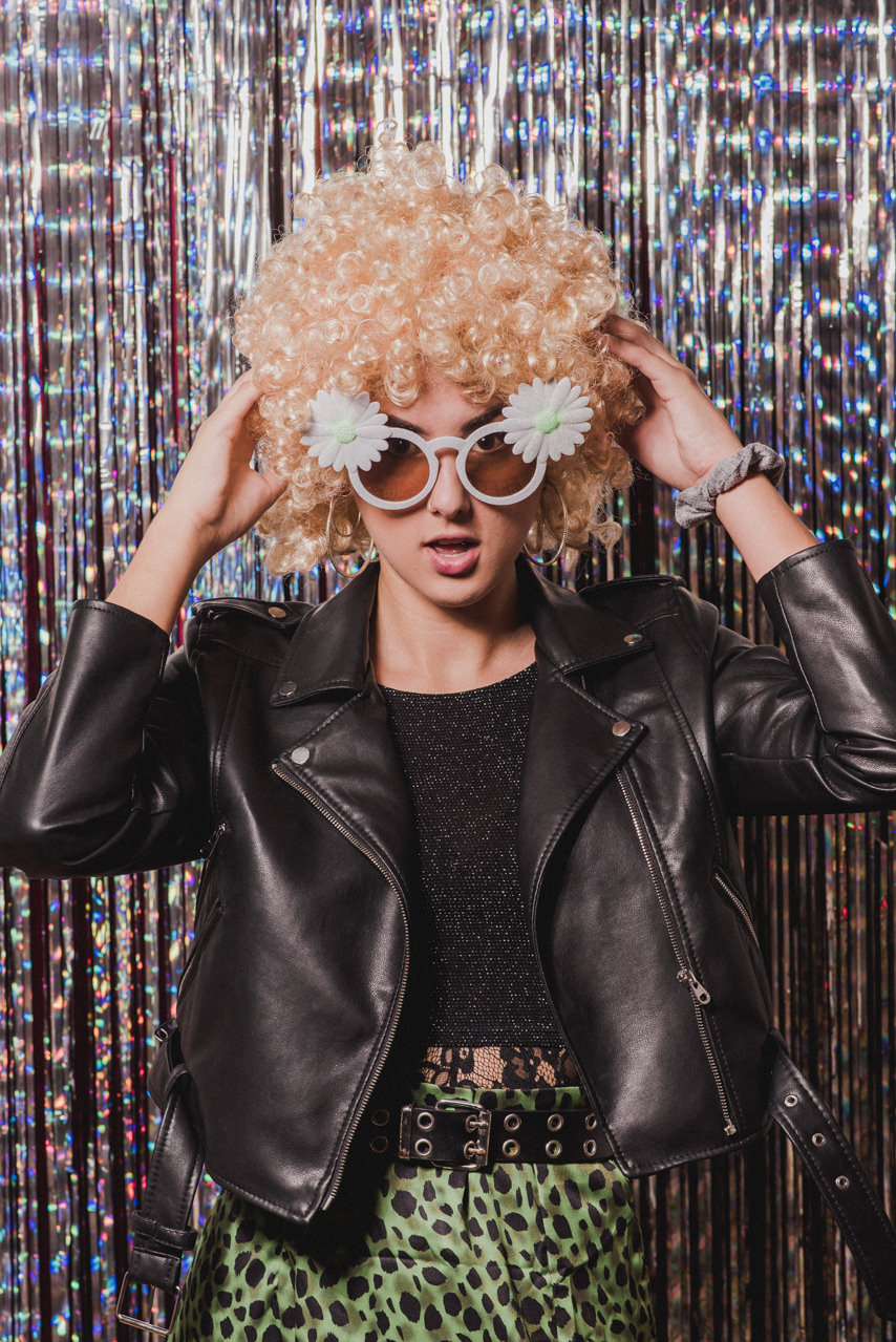 Gafas, pelucas y fondos superdivertidos para complementar el servicio de RETROMATA, tu fotomatón para bodas en Sevilla