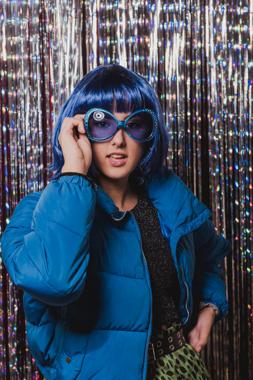 Fondos gafas y pelucas de RETROMATA, tu fotomatón para bodas en Sevilla