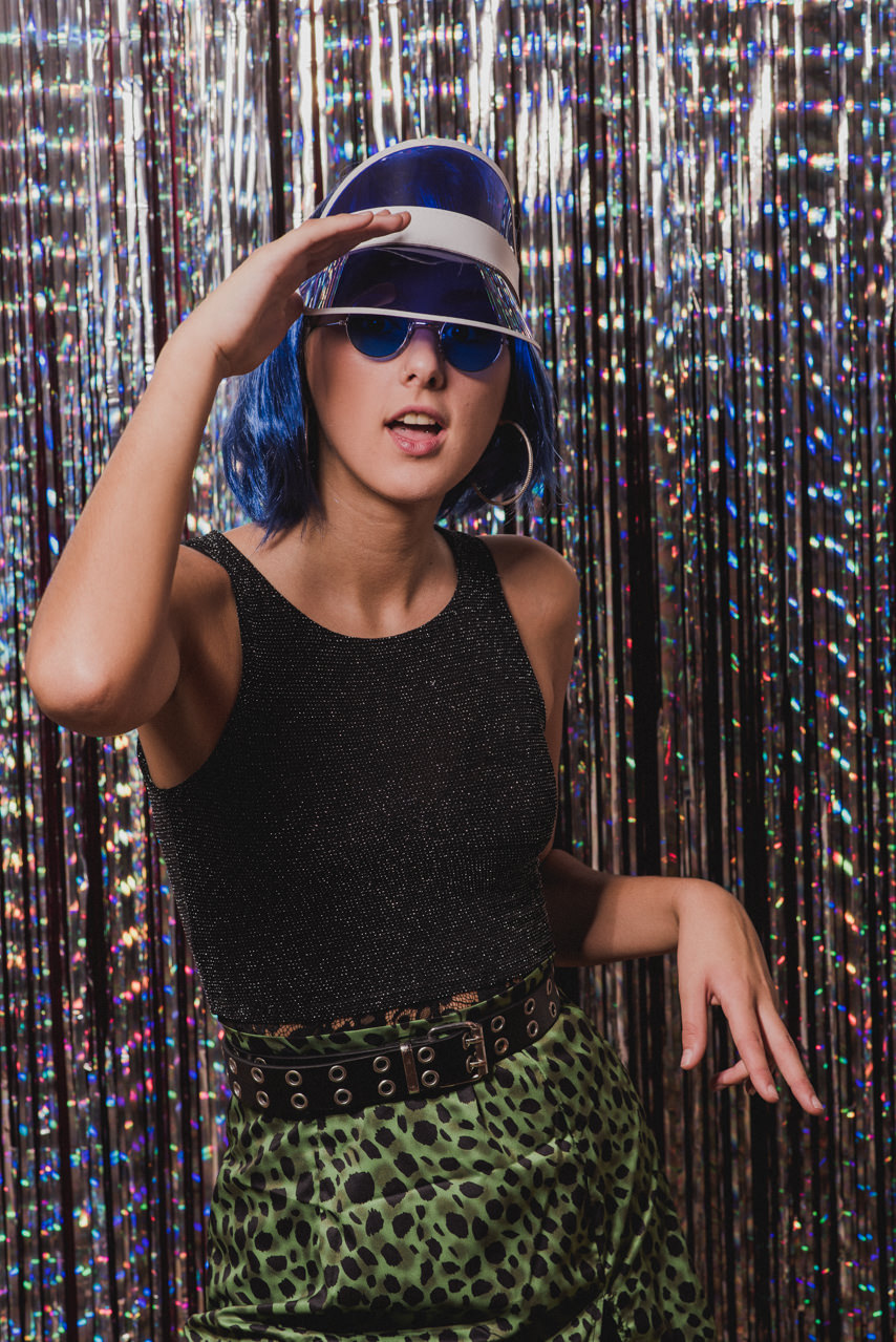 Gorros, gafas, fondos y pelucas que puedes utilizar como complementos de RETROMATA, tu fotomatón para bodas en Málaga