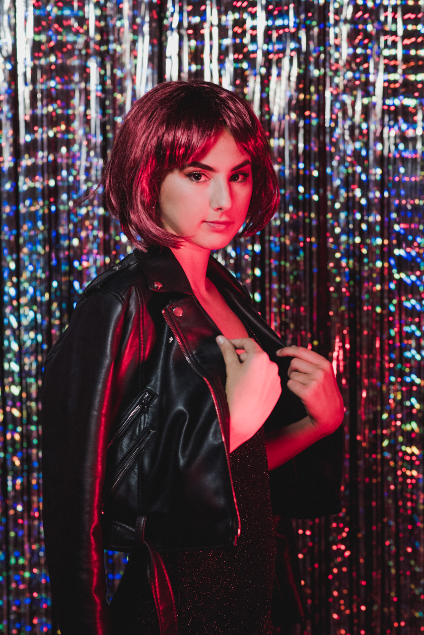 Chica con peluca en Fotomatón para bodas en Córdoba