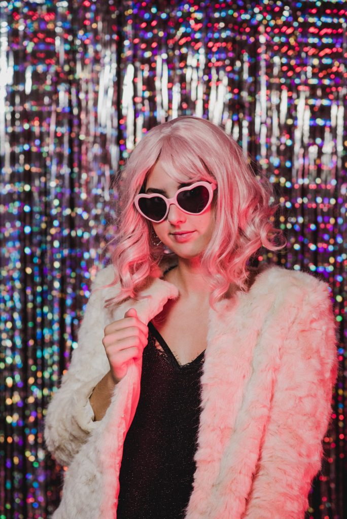 RETROMATA, tu fotomatón para bodas en Sevilla incluye multitud de fondos, gafas y pelucas para que te diviertas