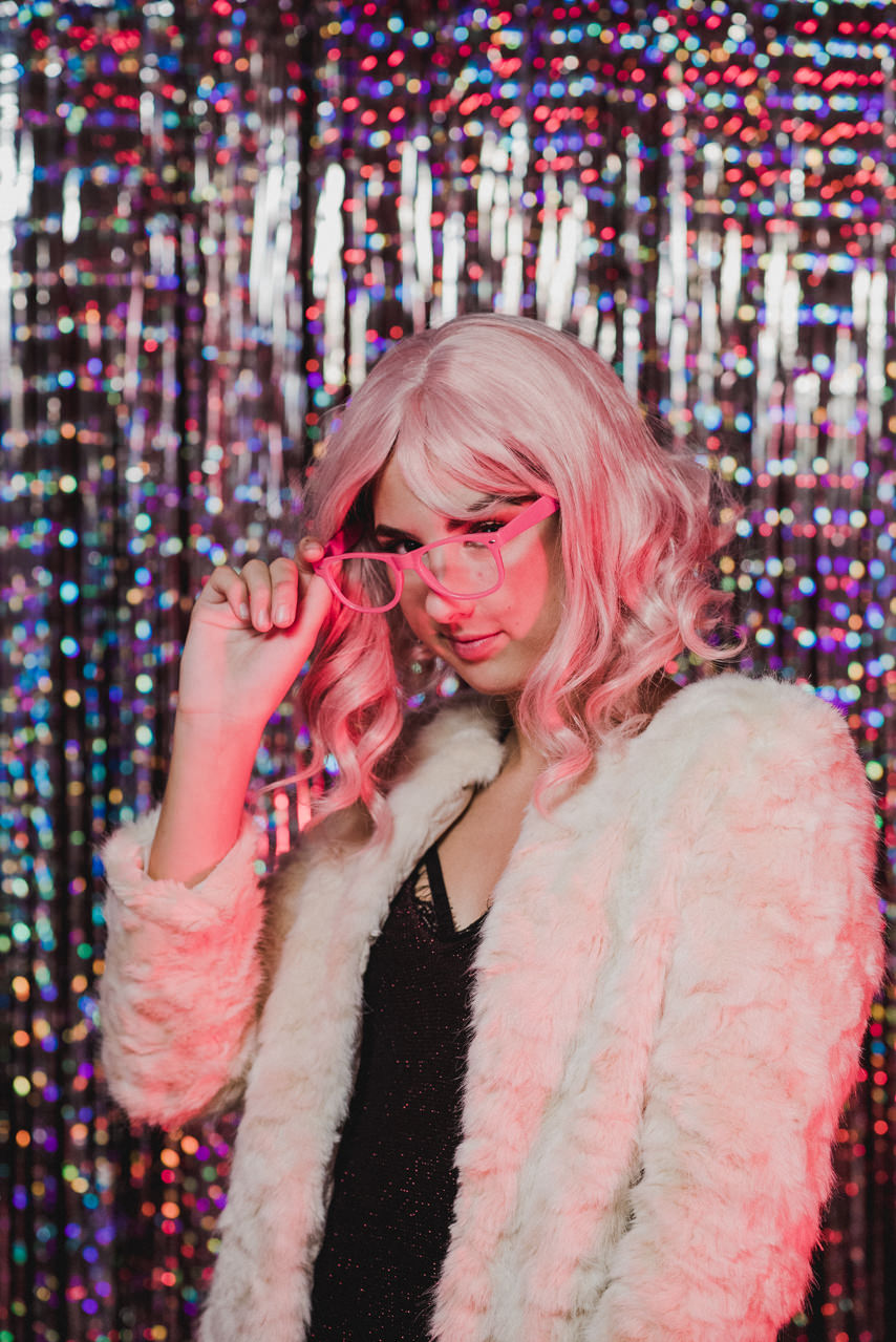 Gorros, gafas, fondos y pelucas que puedes utilizar como complementos de RETROMATA, tu fotomatón para bodas en Málaga