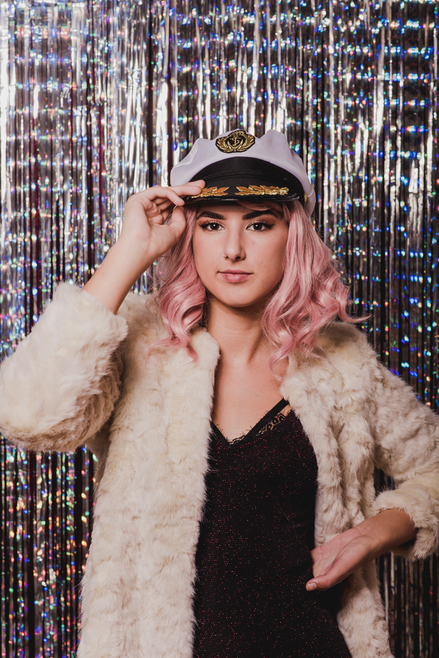 Gorros, gafas, fondos y pelucas que puedes utilizar como complementos de RETROMATA, tu fotomatón para bodas en Málaga