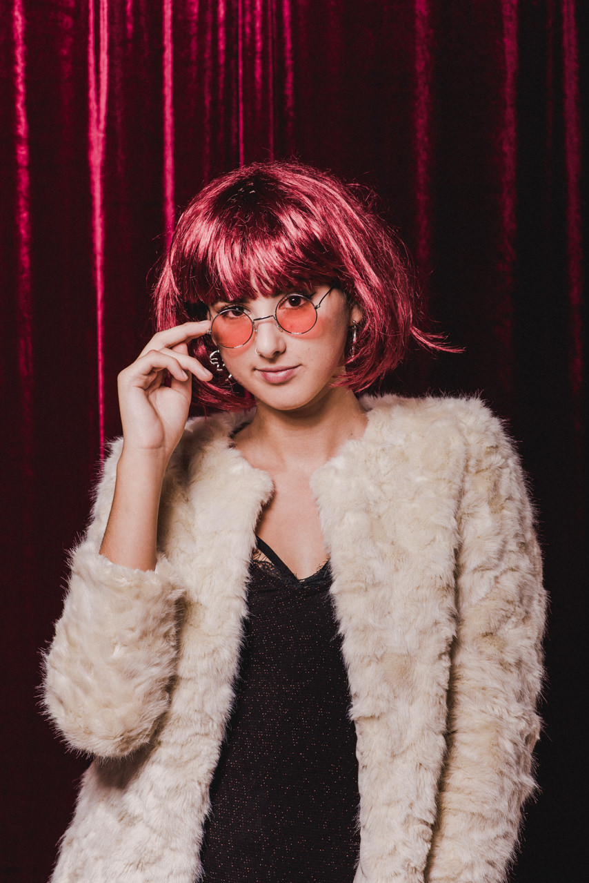 RETROMATA, tu fotomatón para bodas en Sevilla incluye multitud de fondos, gafas y pelucas para que te diviertas