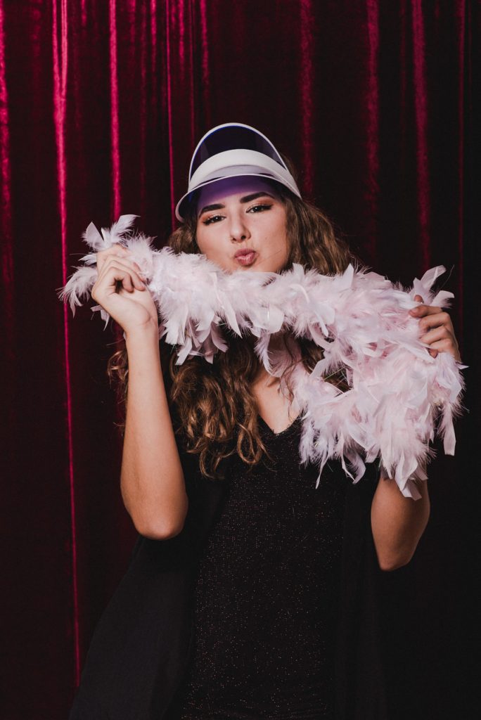 Detalles y extras de atrezzo de nuestro servicio de fotomatón para bodas en Córdoba