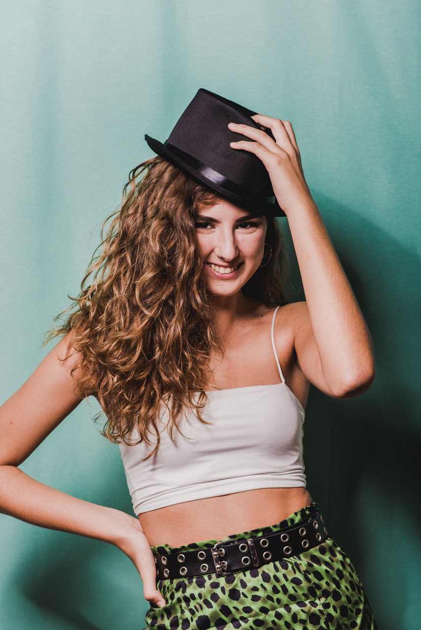 Disfruta de los complementos incluidos en Retromata, tu servicio de fotomatón para bodas en Málaga