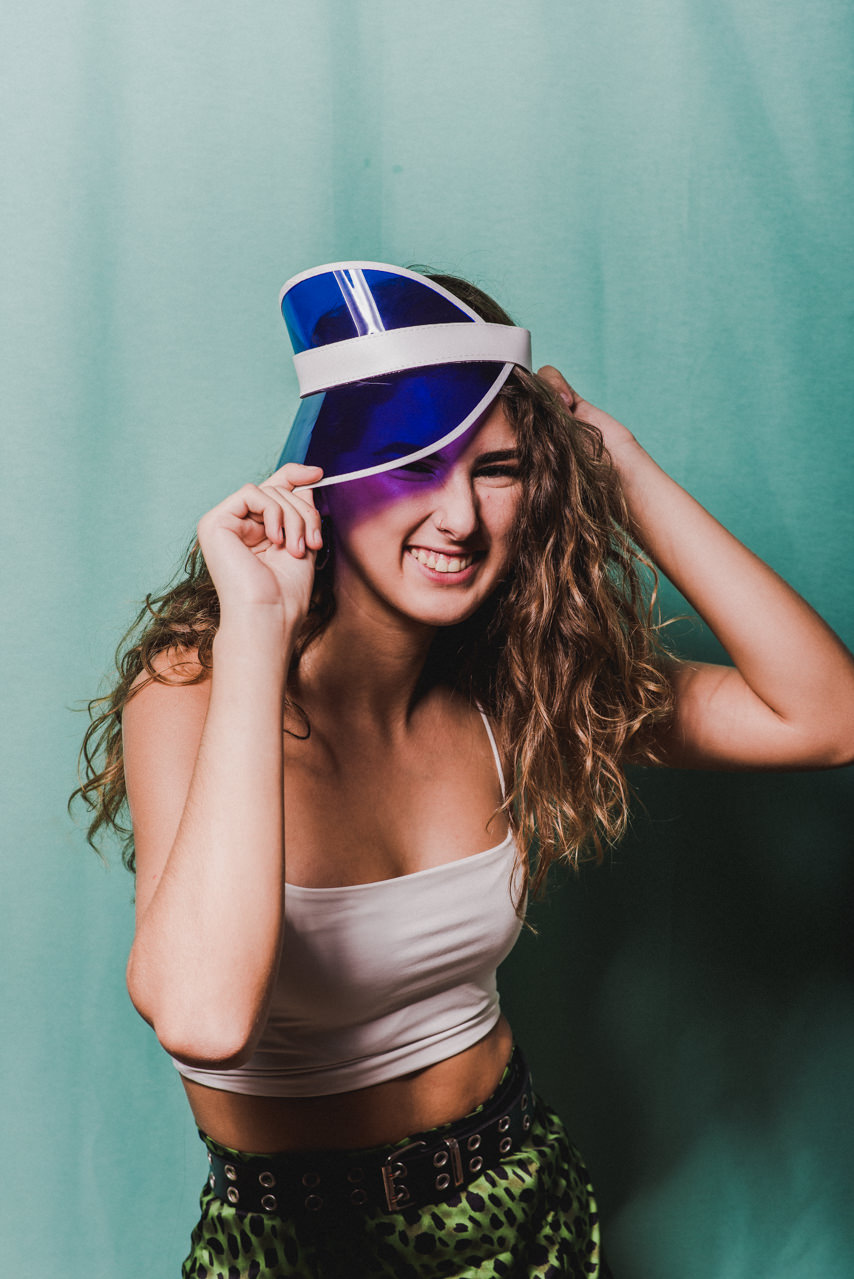 Fondos y gorros incluidos en los packs dde RETROMATA, tu fotomatón para bodas en Sevilla