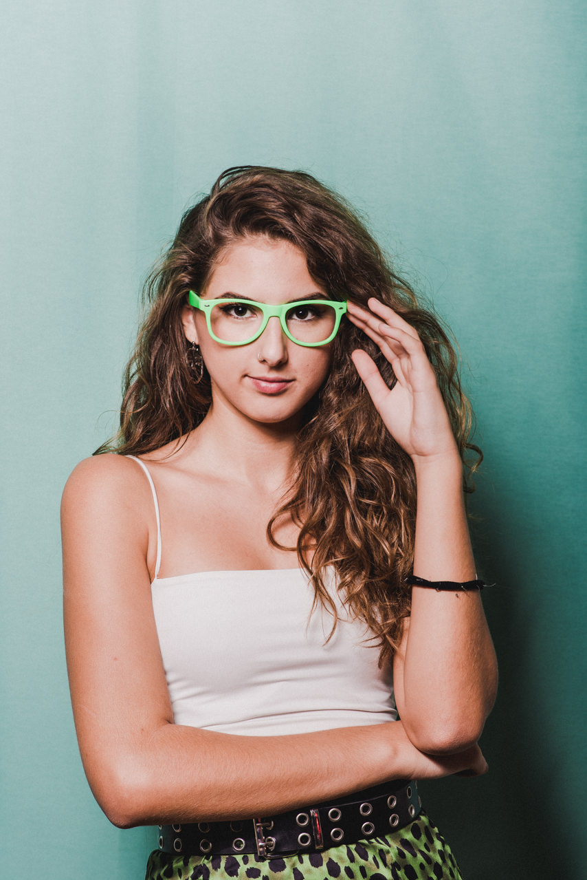 En el servicio de nuestro fotomatón para bodas en Córdoba, también tienes gafas de atrezzo con las que lucir genial