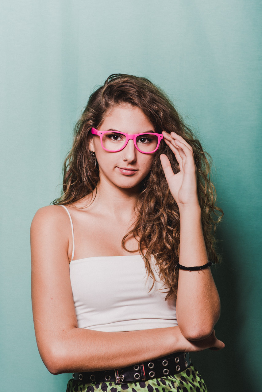 Colores y attrezo disponible en RETROMATA , tu fotomatón para bodas en Málaga