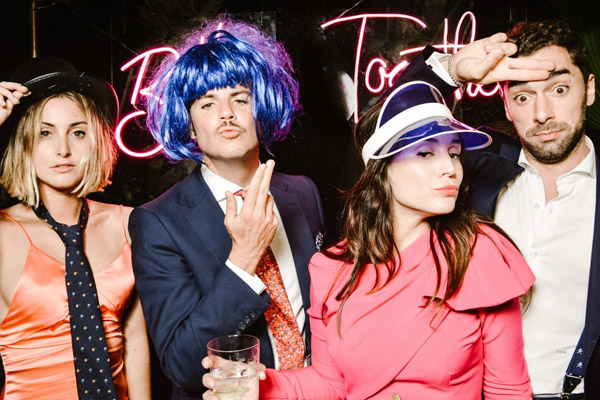 Disfruta como ellos con RETROMATA, tu fotomatón para eventos de empresa, bodas y comuniones