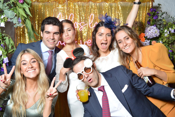 Disfrutando de RETROMATA, tu fotomatón para bodas en Sevilla