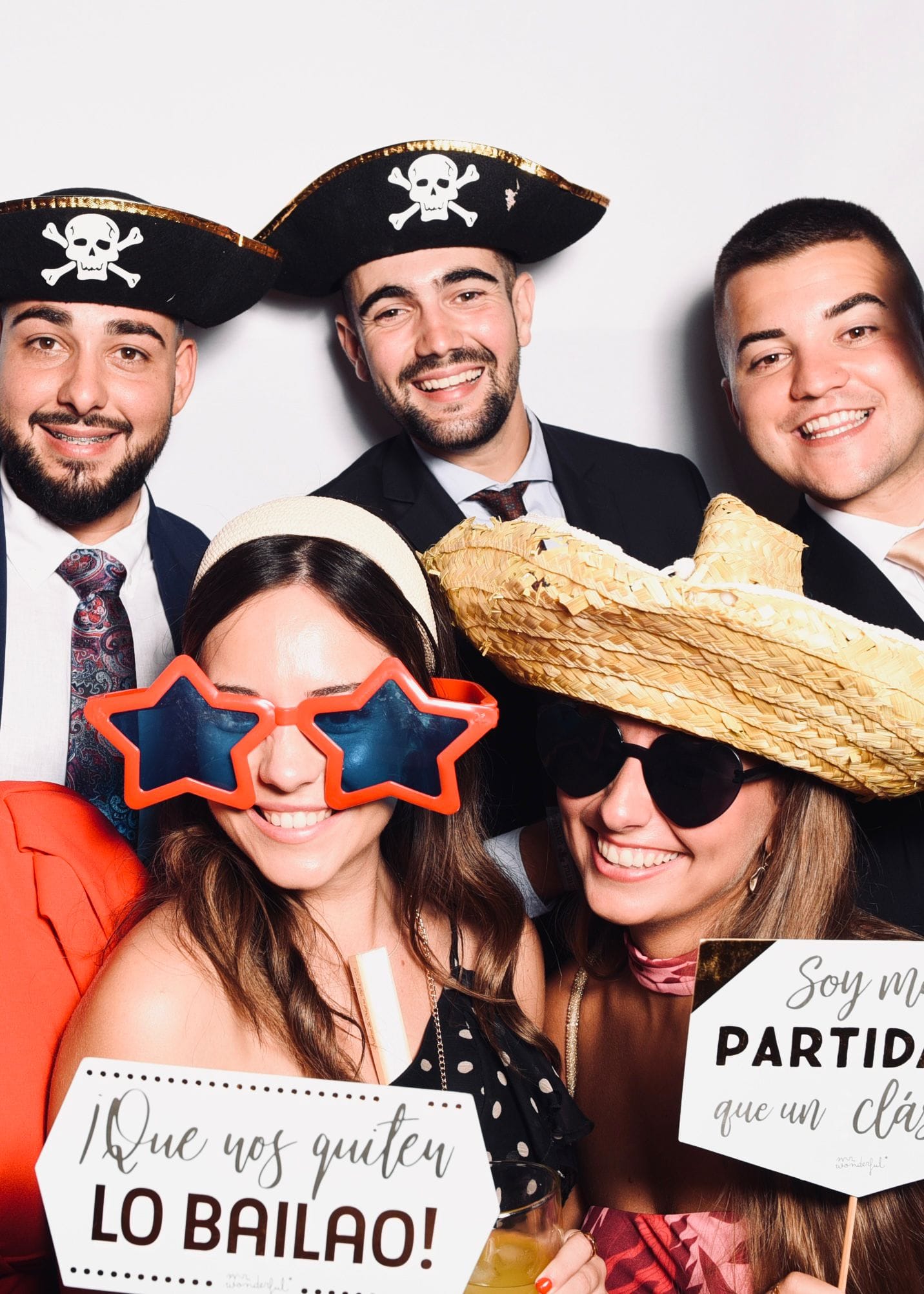 Tus invitados alucinarán con Retromata, tu fotomatón retro para bodas y eventos en Andalucía y muchos más sitios.