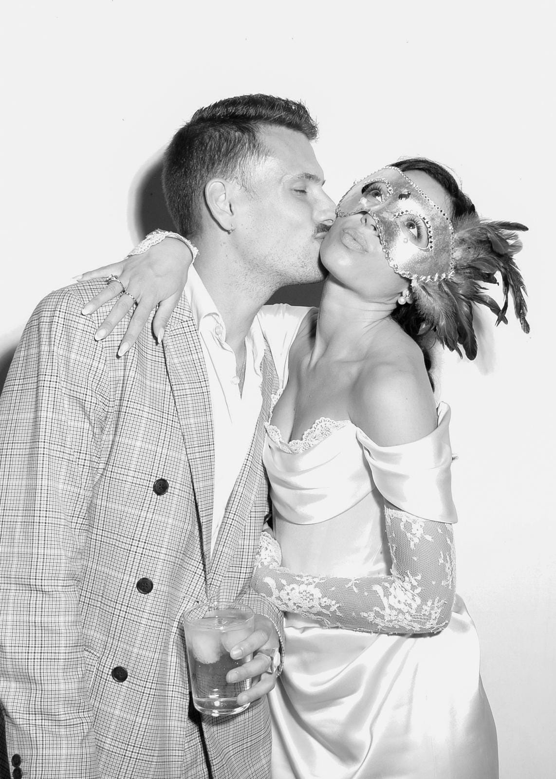 Novios disfrutando de Retromata, el fotomatón Retro