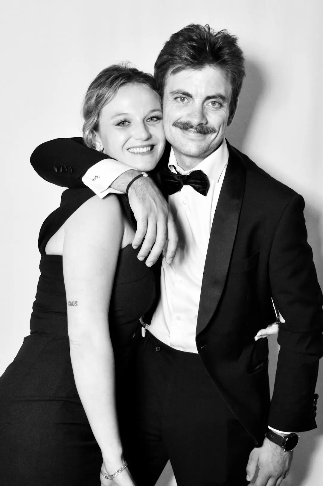 Elegante y divertida fotografía en blanco y negro realizada por Retromata, fotomatón para bodas en Sevilla