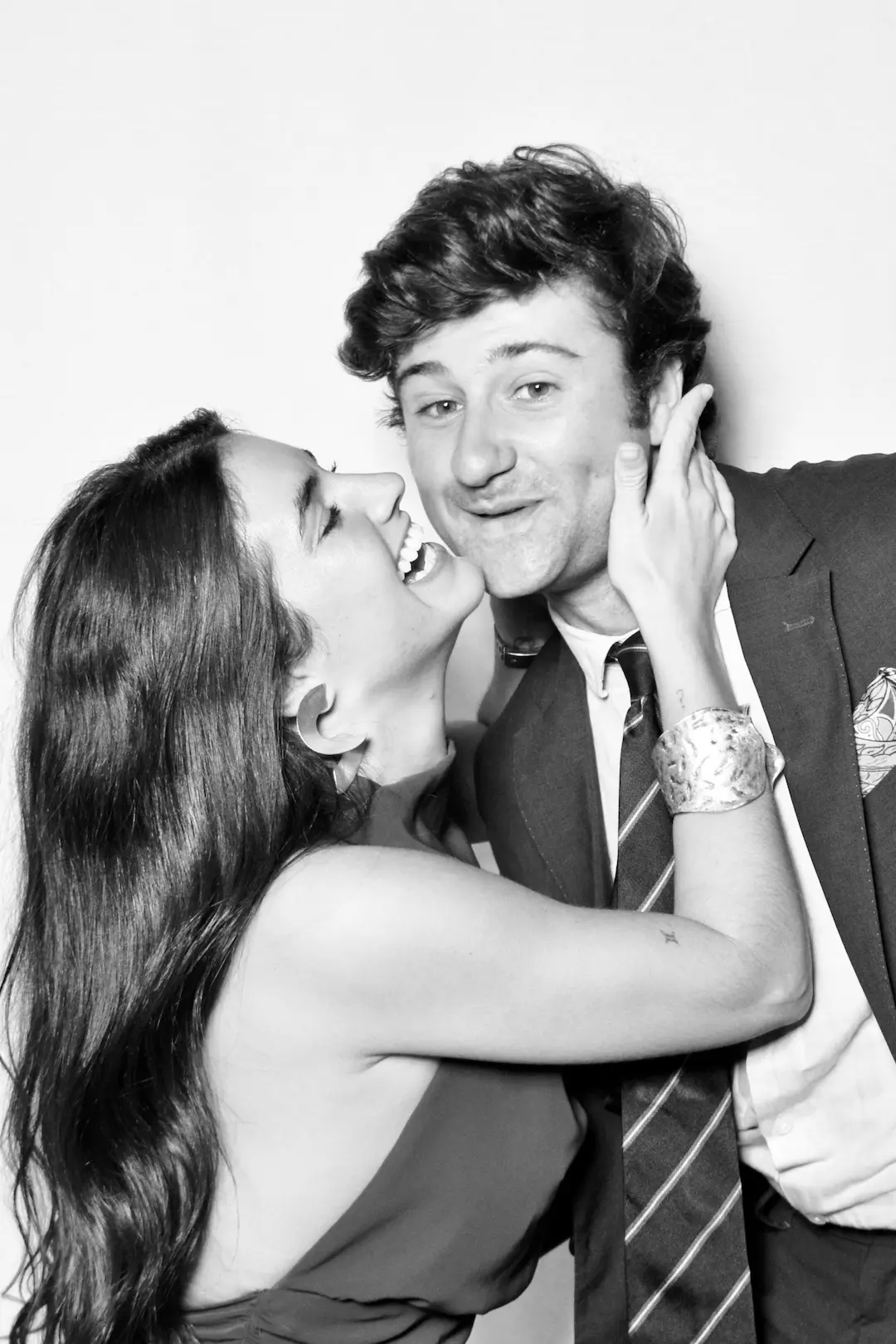 Divertida fotografía en blanco y negro realizada en Sevilla por el fotomatón para eventos RETROMATA