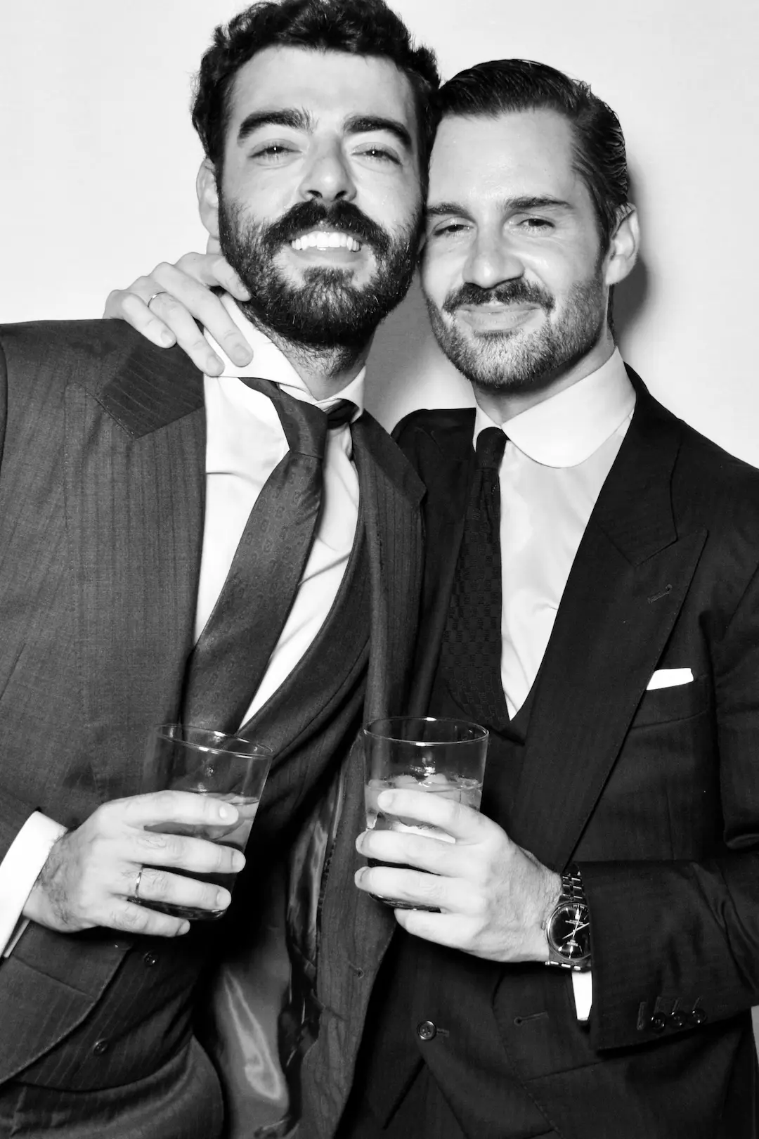 Amigos en una foto en blanco y negro realizada con el fotomatón retro de RETROMATA