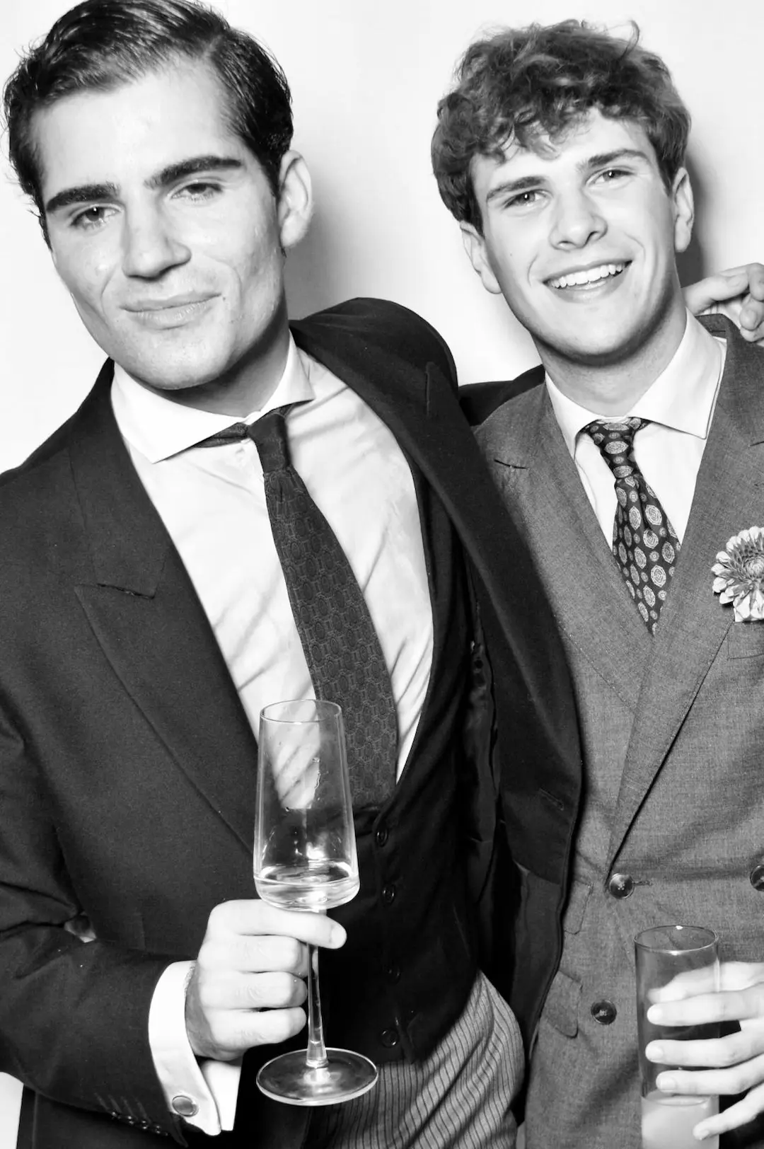 Amigos celebrando la boda de sus amigos en Sevilla y usando RETROMATA