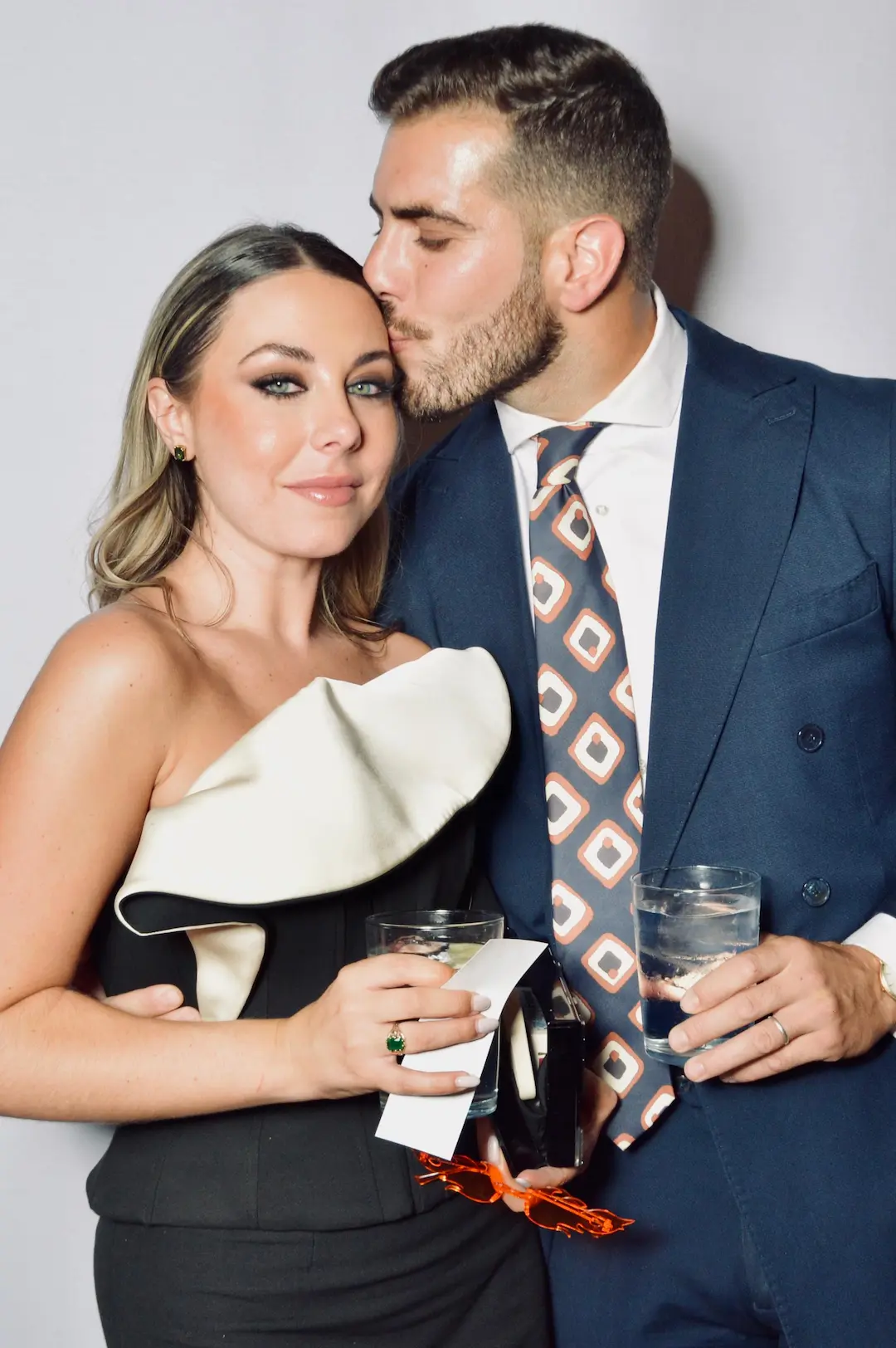 Pareja inmortalizando momentos de una celebración en la que estaba RETROMATA, el fotomatón para bodas con más estilo de Sevilla.