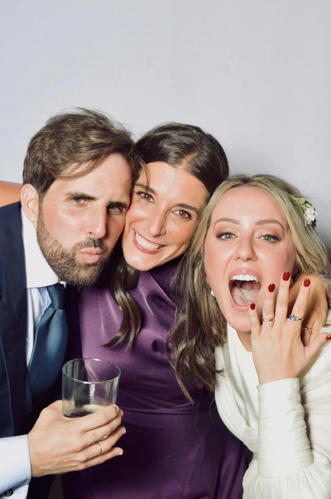 Grupo de amigos disfrutando de la experiencia Retromata, tu fotomatón para bodas en Sevilla