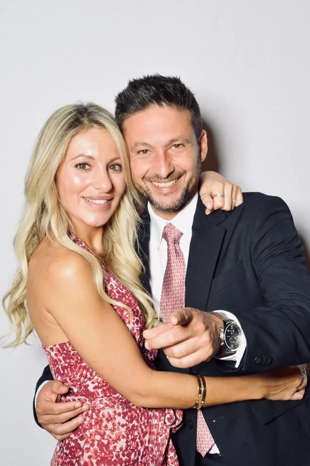 Foto a color en Sevilla realizada con el fotomatón para bodas RETROMATA