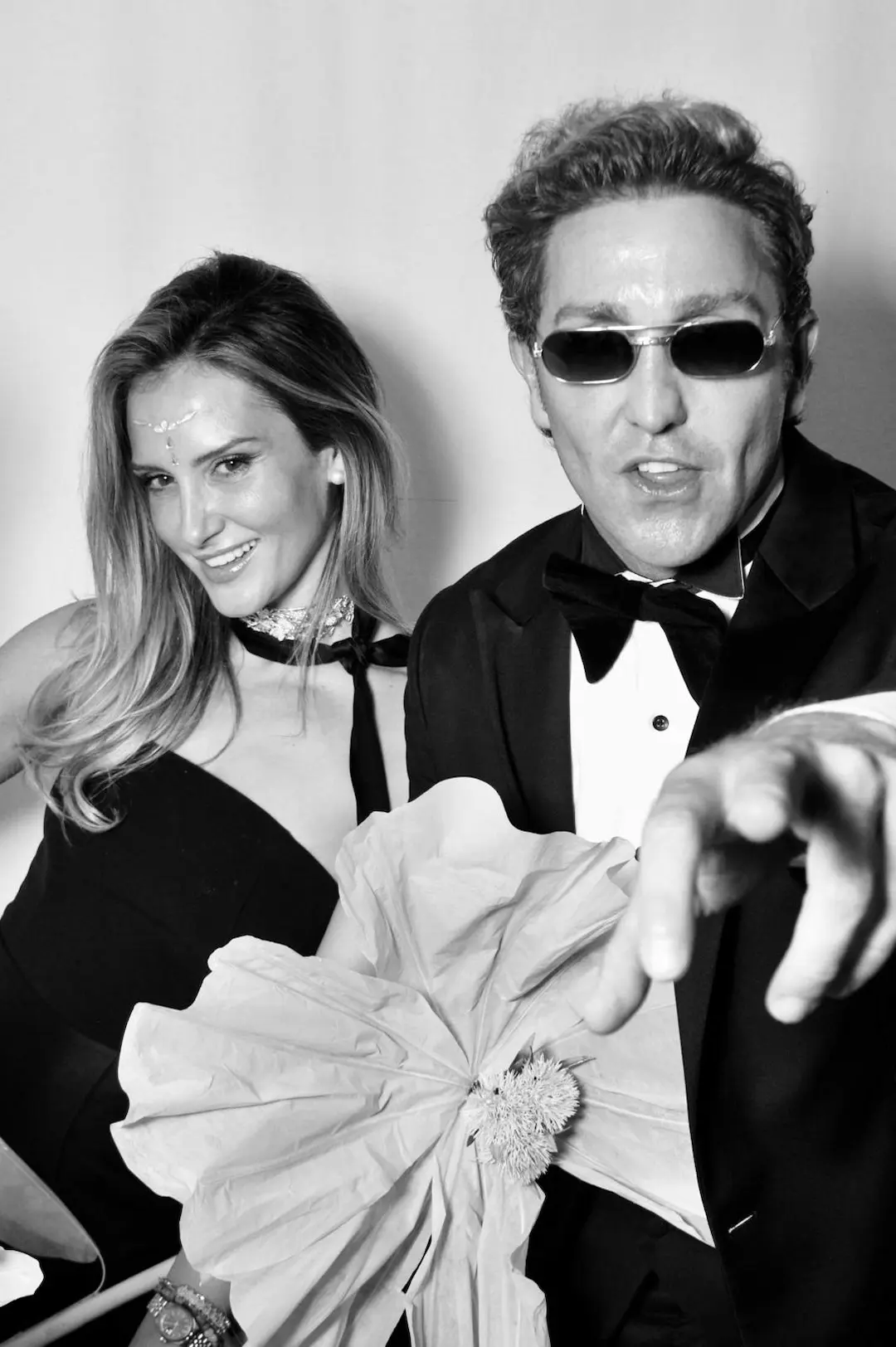 Gente guapa disfrutando de Retromata, el fotomatón retro para bodas y eventos en Sevilla y muchos otros destinos.