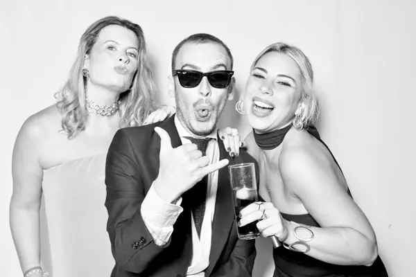 Disfrutando de RETROMATA, tu fotomatón para bodas en Sevilla