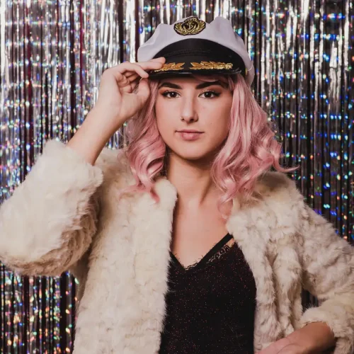 Gorros, gafas, fondos y pelucas que puedes utilizar como complementos de RETROMATA, tu fotomatón para bodas en Huelva