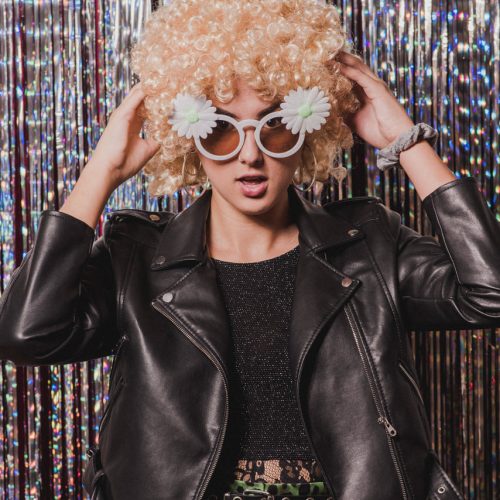Gafas, pelucas y fondos superdivertidos para complementar el servicio de RETROMATA, tu fotomatón para bodas en Sevilla