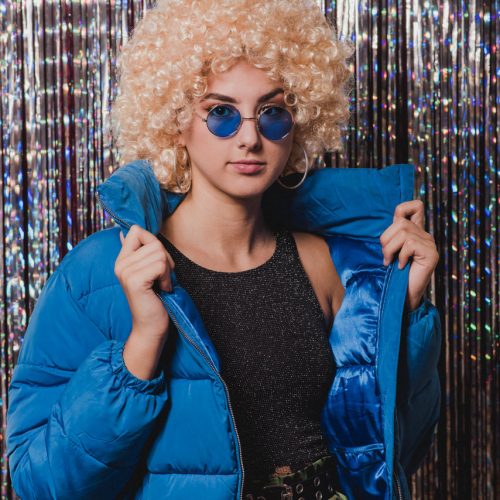 Una peluca rubia, gafas y cazadoras de color azul son solo algunos de los complementos de RETROMATA, tu fotomatón para bodas en SEVILLA