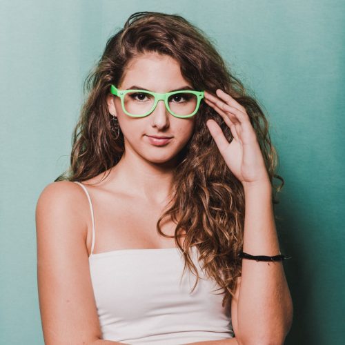 En el servicio de nuestro fotomatón para bodas en Córdoba, también tienes gafas de atrezzo con las que lucir genial