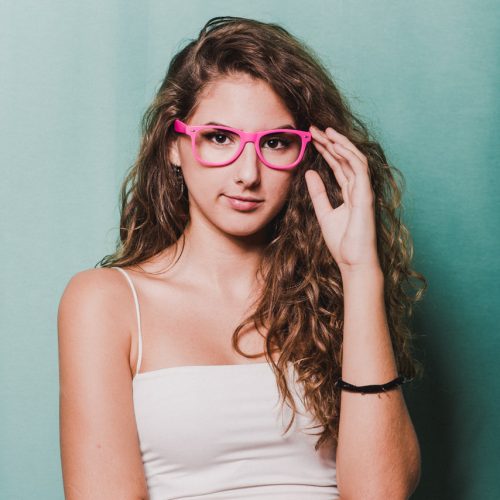 Colores y attrezo disponible en RETROMATA , tu fotomatón para bodas en Málaga