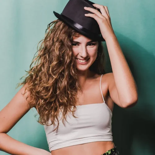 Disfruta de los complementos incluidos en Retromata, tu servicio de fotomatón para bodas en Cádiz