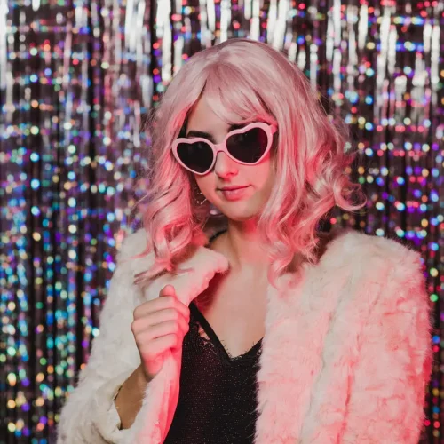 RETROMATA, tu fotomatón para bodas en Marbella incluye multitud de fondos, gafas y pelucas para que te diviertas