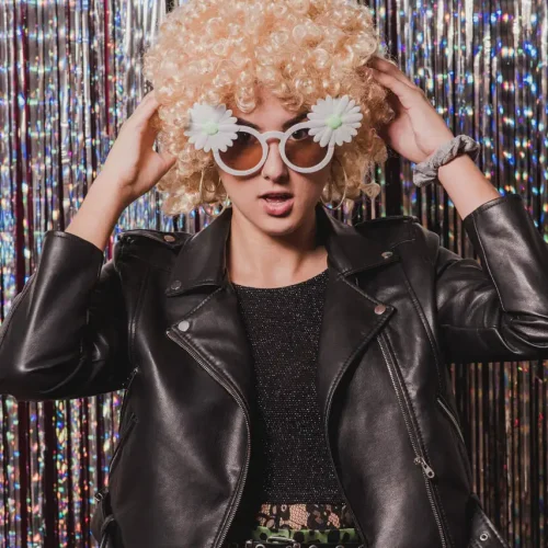 Gafas, pelucas y fondos superdivertidos para complementar el servicio de RETROMATA, tu fotomatón para bodas en Huelva