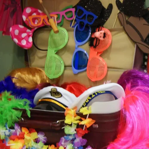 Gafas, pelucas y gorros de atrezzo incluidos en Retromata, tu fotomatón para bodas en Huelva